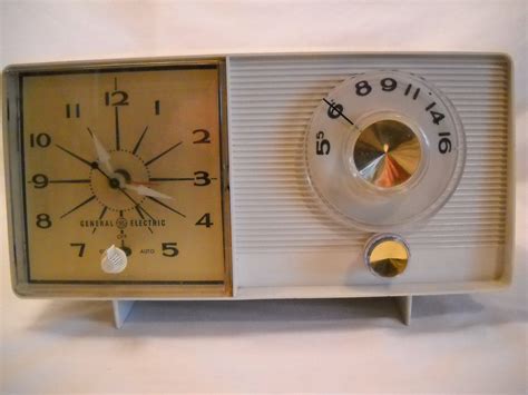 Vintage General Electric Clock Am Radio 1950s