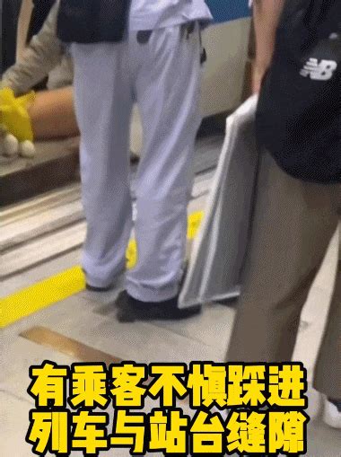 地鐵站揪心一幕刷屏！女乘客痛苦哭泣，網友：擔心的事情發生了 新浪香港