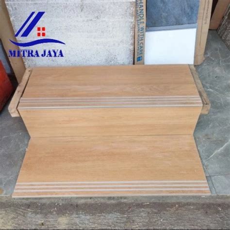 Jual Granit Keramik Tangga X X Motif Kayu List Pijakan