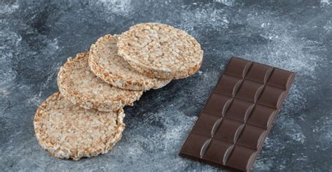 Galleta de arroz cubiertas de chocolate prepara esta receta fácil y