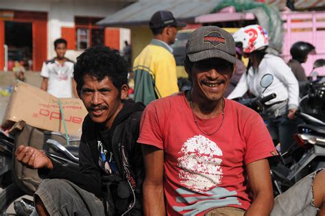 Sumba Insel Indonesien Indonesia Waikabubak Markt Maenner Reisebericht