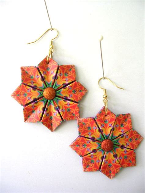 Les Boucles Doreilles Belle Origami Multicolores Avec Des Nuances