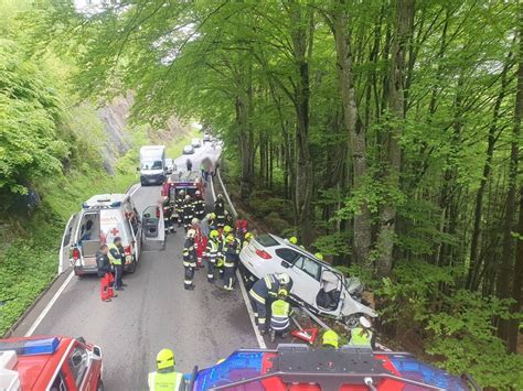 Hfw Villach Schwerer Verkehrsunfall Mit Verletzter Person