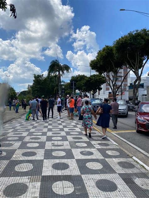 Manifestantes Fazem Protesto Em Frente A Prefeitura De Mogi Das Cruzes