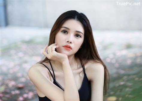 Taiwanese Model 莊舒潔 Hot White Short Pants and Black Crop Top