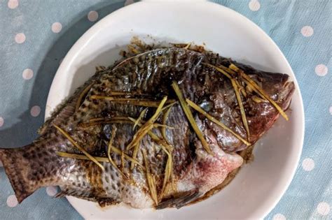 Poisson entier cuit à la vapeur bar 鱸魚 ou tilapia 羅非魚 Cuisine