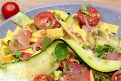 Salade de pâtes au lomo courgettes et pignons Happy papilles