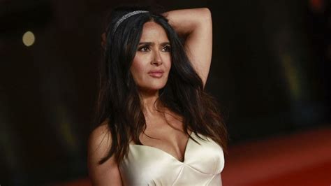 Bikiniben villantotta meg a melleit Salma Hayek megőrültek érte a