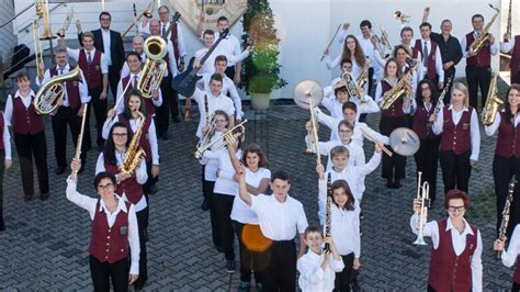 Neue Uniformen für den Musikverein Schlierbach Viele schaffen mehr