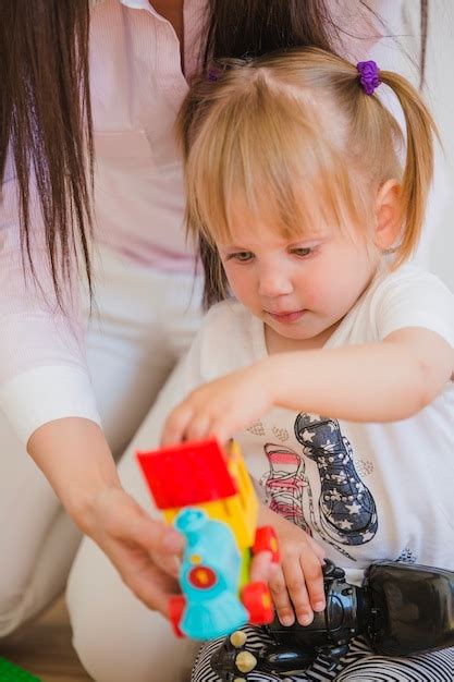 Femme Jouant Avec Une Petite Fille Blonde Photo Gratuite