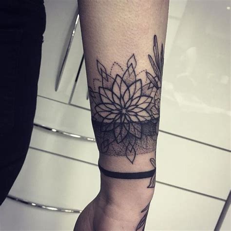 Tatuaż opaska mandala Autor Lucky Tattoo dziarownia pl