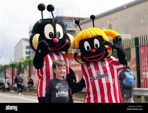 Brentford Mascots Buzzette And Buzz Bee With A Young Fan Ahead Of The