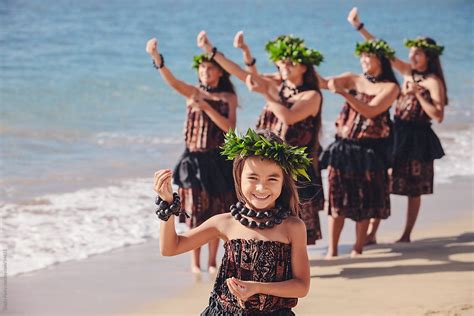 "Group Of Traditional Hawaiian Hula Dancers Performing On The Beach In ...