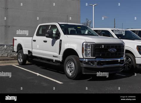 Plainfield March 10 2024 Ford F 350 Srw 4x4 Crew Cab Display At A Dealership The Ford F350