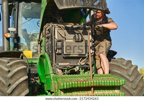 Tractor Farm Repair: Over 1,966 Royalty-Free Licensable Stock Photos | Shutterstock