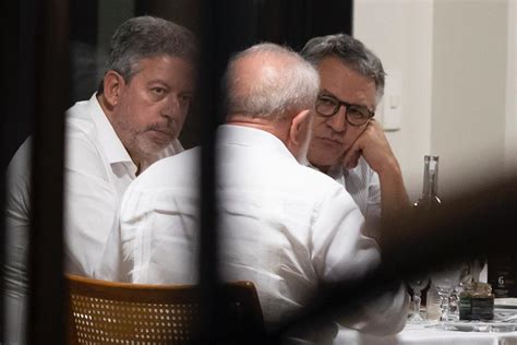 Padilha reage a críticas de Lira e exibe vídeo elogioso de Lula