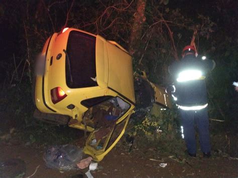 Motorista fica ferido após perder controle do carro em curva e bater em