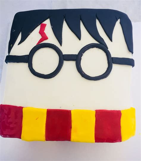 A Harry Potter Cake With Glasses On It