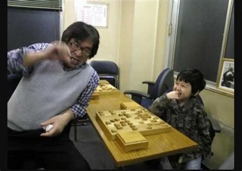 将棋の伊藤匠七段が叡王戦で初タイトルを獲得し、顔を赤くして笑顔を見せる師匠の宮田利男八段（撮影・小田切 葉月） ― スポニチ Sponichi Annex 芸能