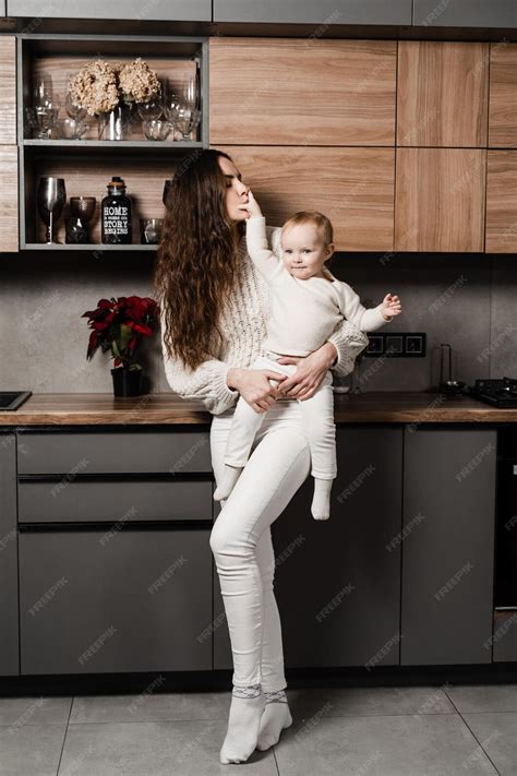 Glückliche Mutter Mit Ihrer Tochter In Der Küche Mon Und Ihr Kind