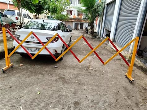 Yellow Mild Steel Expanded Metal Barricade 35 Mtr For Road Safety At