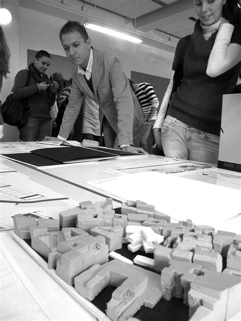 José Francisco GARCIA SANCHEZ arquitecto architect Mirando maquetas