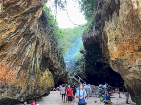 Wow Ada Pantai Secantik Ini Di Balik Dua Karang Tinggi Surganya