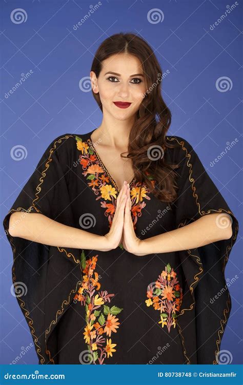 Mujer India En Namaste Tradicional Del Saludo De La Ropa Foto De