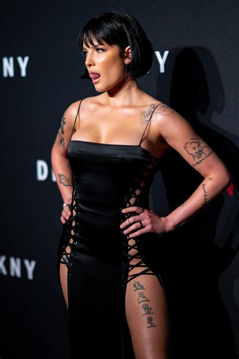 Halsey Arrasa Na New York Fashion Week Ao Dispensar Lingerie Em Modelito Ousado Monet