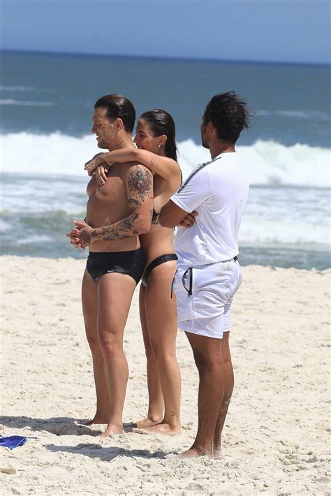 Gabi Brandt E Saulo Poncio Trocam Beijos E Carinhos Em Praia Do Rio Mh