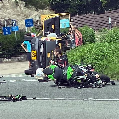 有片│深水埗大埔道私家車撼電單車 5人傷 星島日報