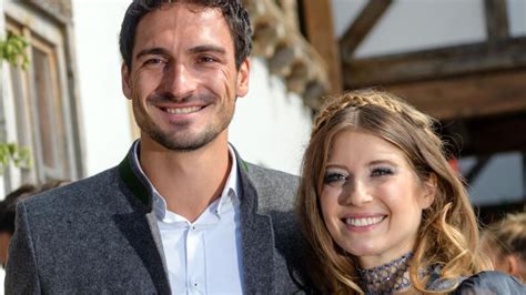 Cathy Hummels is selling Mats' wedding suit - fresh out of the trash - News in Germany