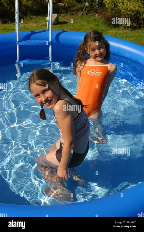 Zwei Mädchen In Kleinen Swimming Pool Stockfotografie Alamy