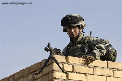 U.S. Army Sgt. sets up his M-240 machine gun | MilitaryImages.Net