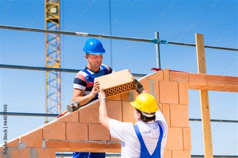 Maurer Mauern Wand Auf Baustelle Stock Photo Adobe Stock