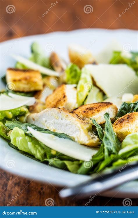 Ensalada De Pollo Con Caesar Con Queso Y Croutons Imagen De Archivo