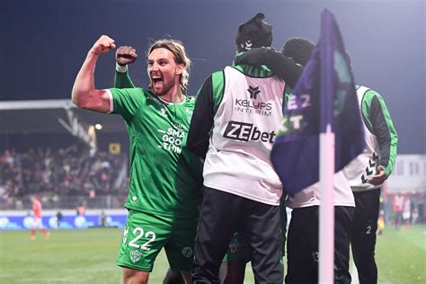 Rémy on Twitter RT BeFootball L AS Saint Etienne bat Nîmes 2 1