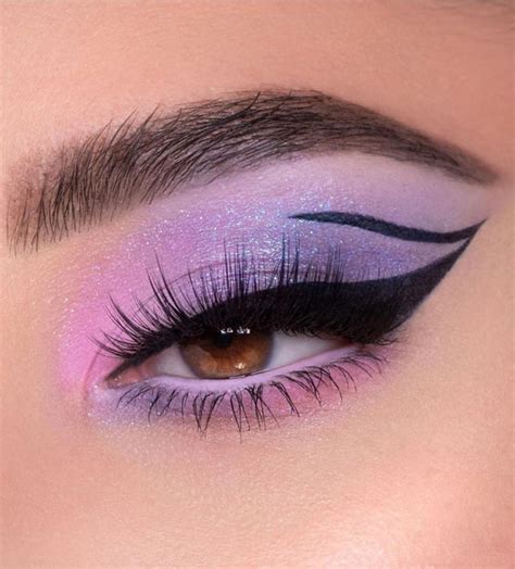 Gorgeous Makeup Trends To Be Wearing In 2021 Purple And Black Graphic Lines