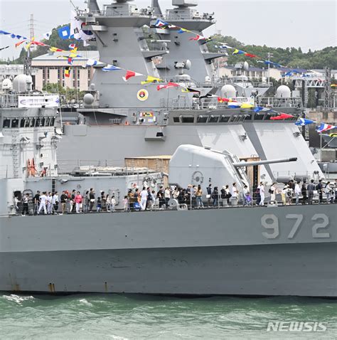 韓国海軍の大型揚陸艦「独島」で乗船体験する人々 ／京畿道 Chosun Online 朝鮮日報