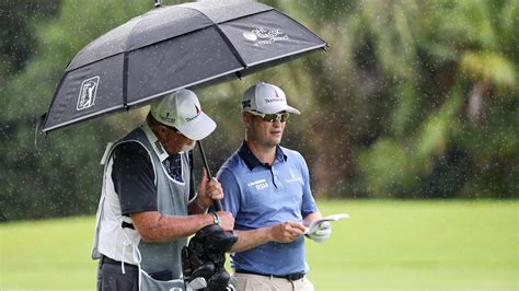 Matt Kuchar S Wife Steps In As Zach Johnson S Emergency Caddie