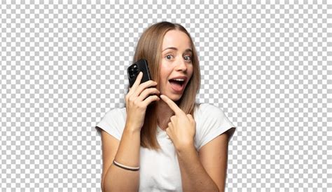 Une femme blonde utilisant un téléphone intelligent PSD Gratuite