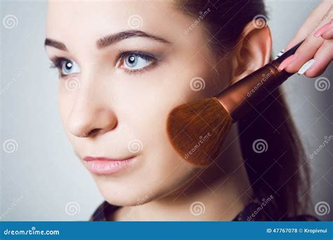 Chica Joven De La Belleza Con Los Cepillos Del Maquillaje Natural