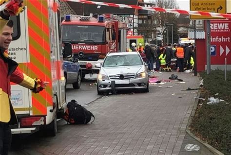 Une Voiture Fonce Sur Un D Fil De Carnaval En Allemagne Environ