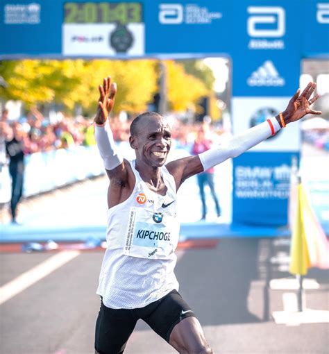 Eliud Kipchoge Vuelve A Hacer Historia En Marathon De Berl N Y Rompe Su