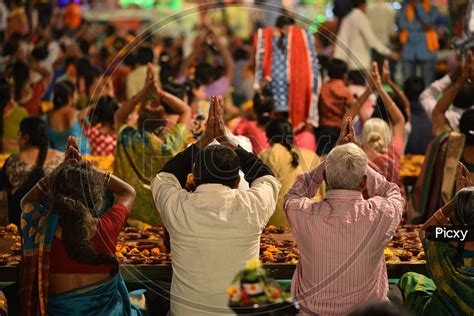 Image Of Hindu Devotees Praying Aq347357 Picxy