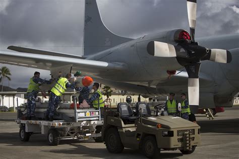 DVIDS - Images - P-3 Orion Harpoon missile loading [Image 10 of 16]