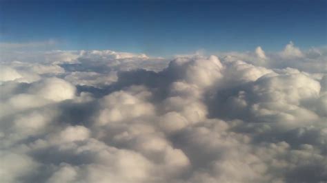 تصوير رائع من داخل الطائرة فوق الغيوم مع هطول الامطار Flying Over Saudi