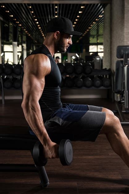 Homem Musculoso Fazendo Exercícios De Peso Pesado Para Bíceps Com