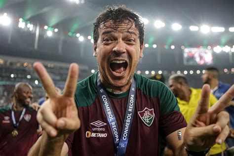 Campeão da Libertadores Fernando Diniz comanda time de faculdade