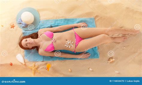 Frau Im Bikini Der Am Sonnigen Strand Sich Entspannt Stockfoto Bild